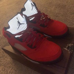 NEW NEVER WORN JORDAN RAGING BULL 5s